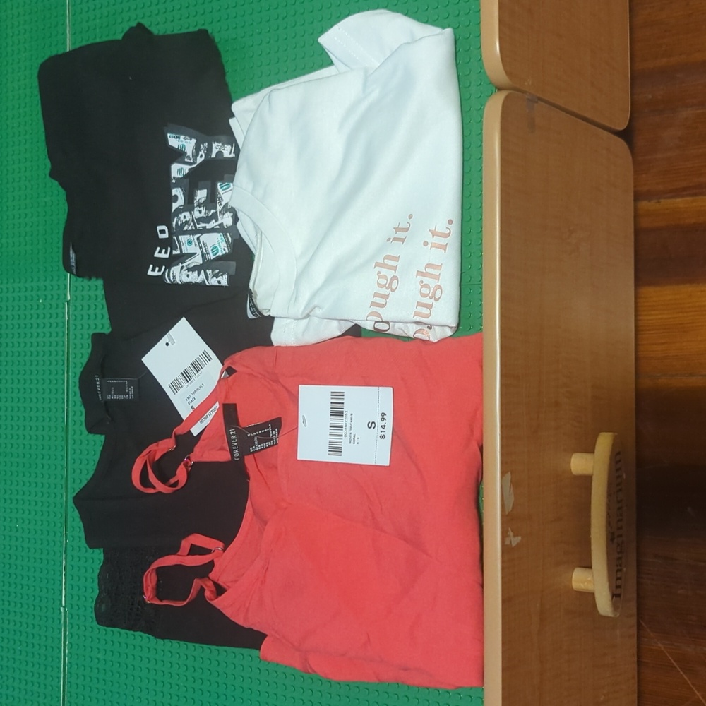 BUNDLE 4 NWTs/ NWOTs Women's crop tops and regular tops for summer, ALL Size S
